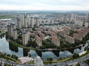 國務院總理李強發表政府工作報告，指出要著力穩定房地產市場，因城施策控增量、去庫存、優供給。（新華社資料圖片）