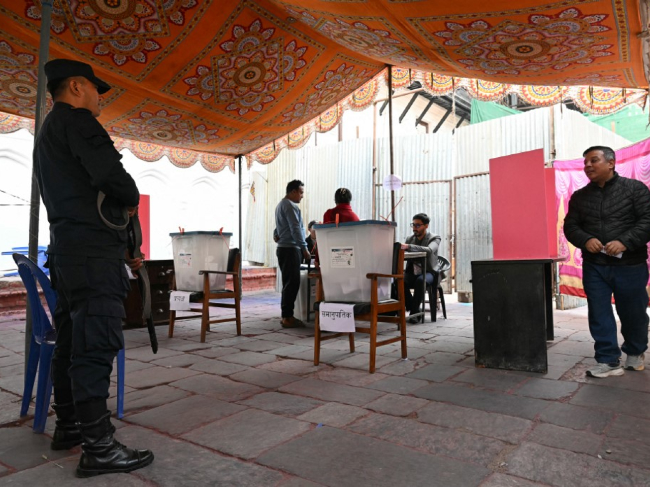 尼泊爾舉行聯邦議會眾議院選舉，選民到票站投票。（法新社）