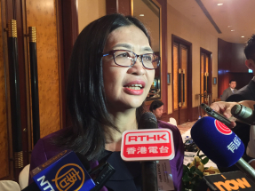 梁鳳儀稱，各地證券交易所已延長交易時間及邁向「T+1」結算，市場基礎設施須徹底升級。（港台圖片）