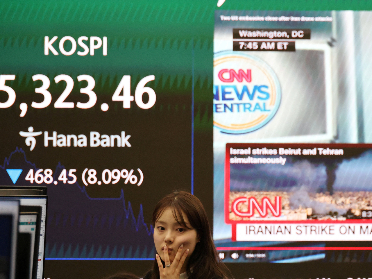 A currency dealer keeps an eye out on fluctuations at a bank in Seoul as the Kospi heads for a higher finish of  5,583 on Thursday. Photo: Reuters