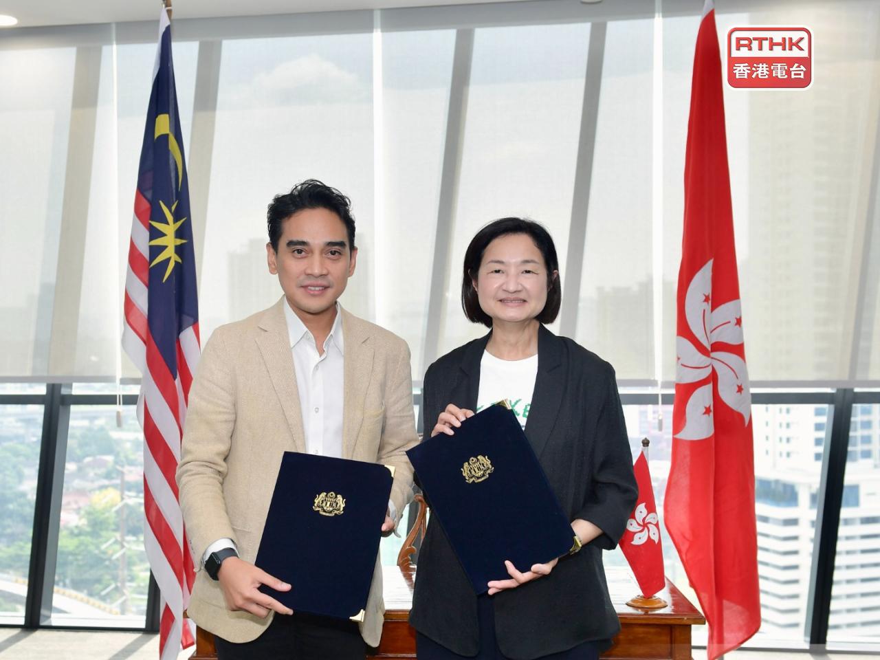 Director of Broadcasting Angelina Kwan (right) signs an MoU with RTM Director-General Ashwad Ismail (left). Photo: RTHK