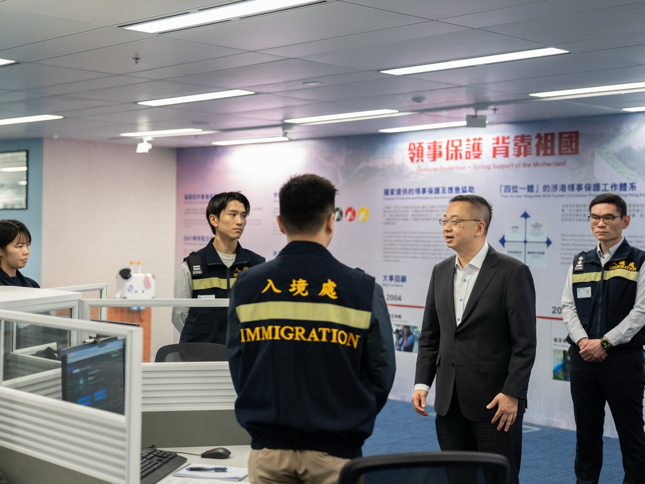 Benson Kwok expressed support for the work of immigration officers at the hotline centre. Photo courtesy of the department's Instagram