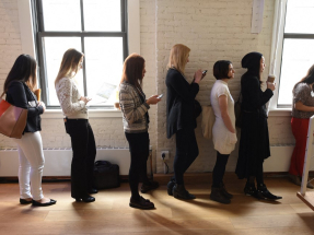 美國企業2月宣布裁員4.83萬人，按月減少55%，按年減少72%。（法新社資料圖片）