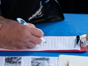 美國上星期新申領失業救濟人數21.3萬人，按星期維持不變。（法新社資料圖片）