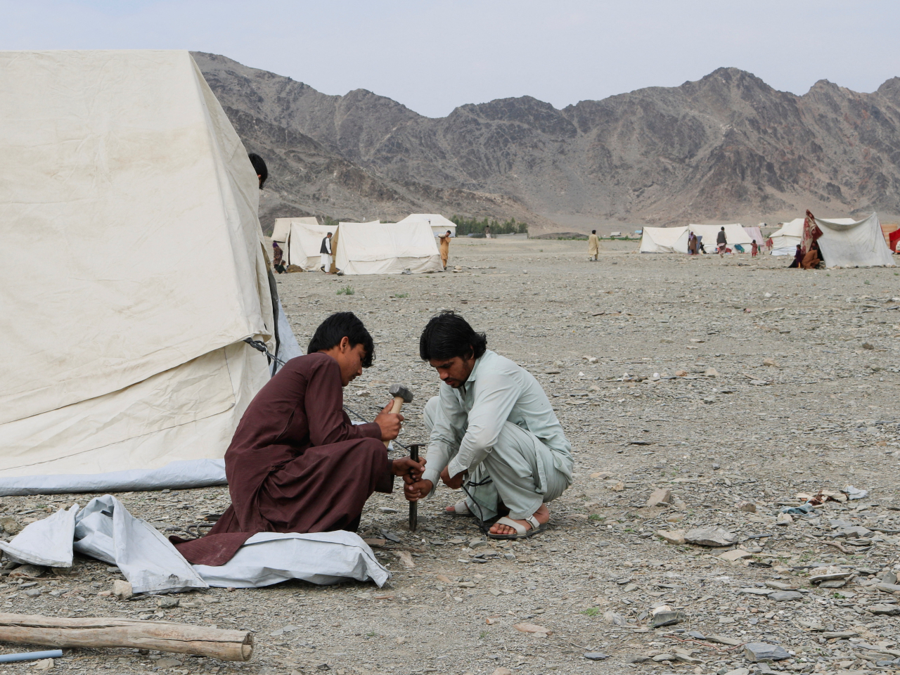 阿富汗邊境地區受戰火波及，東部楠格哈爾省有民眾在戶外設置臨時帳篷暫避。（路透社）
