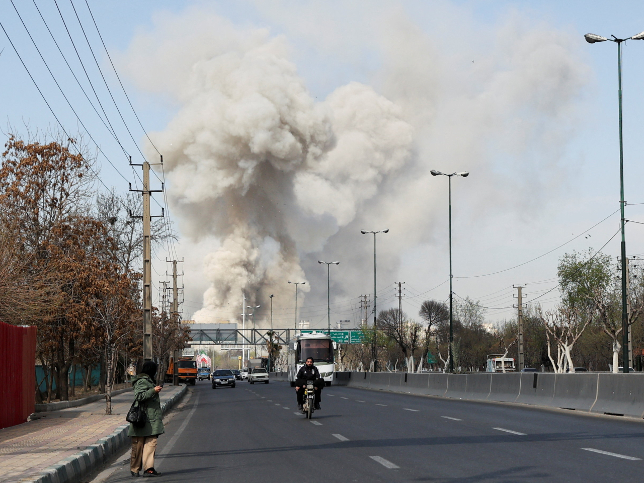 伊朗首都德黑蘭傳出爆炸聲，冒出濃煙。（路透社）