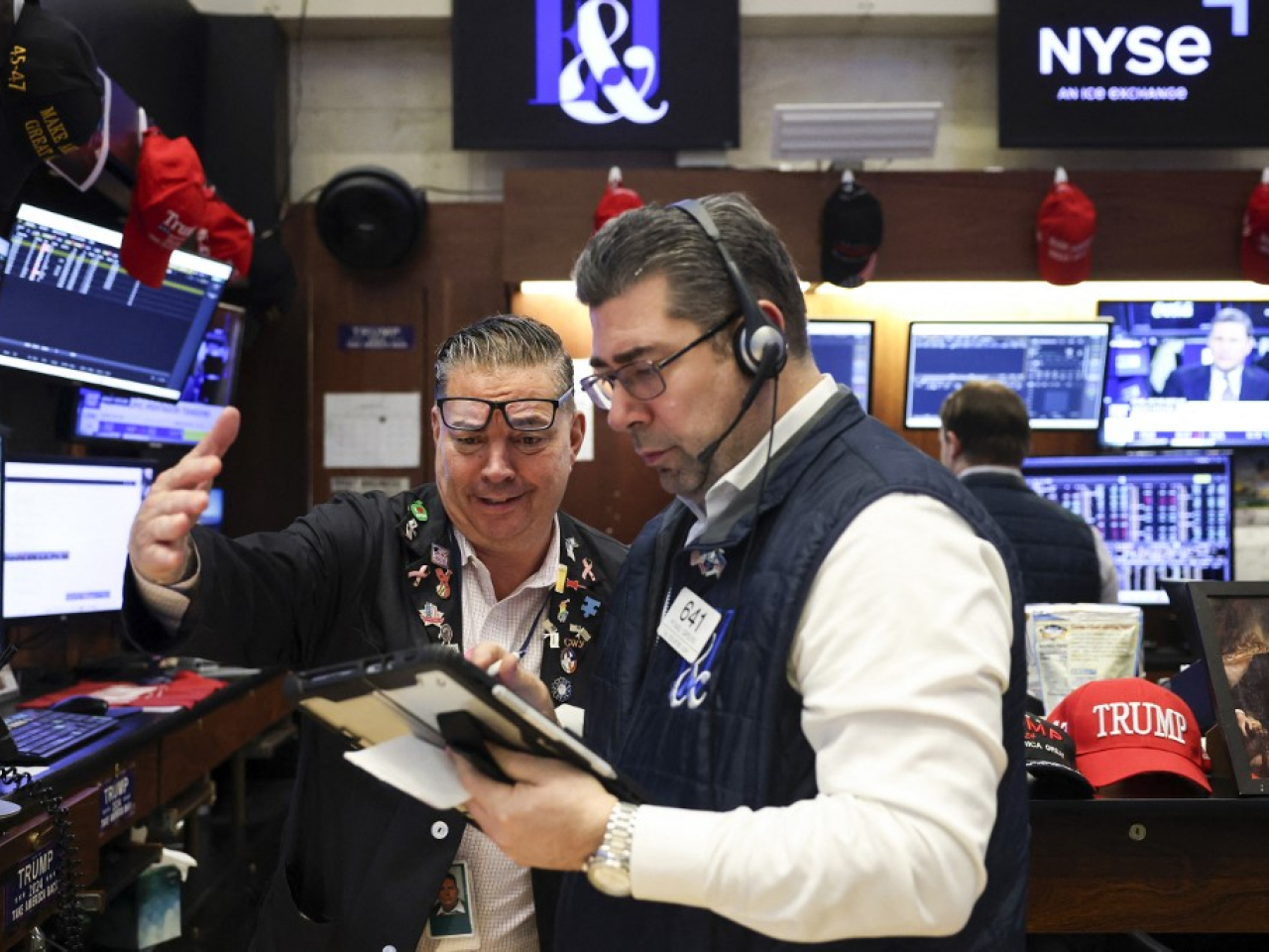 道瓊斯指數一度跌逾1160點，收市報47954點，跌784點，跌幅1.6%。（法新社）