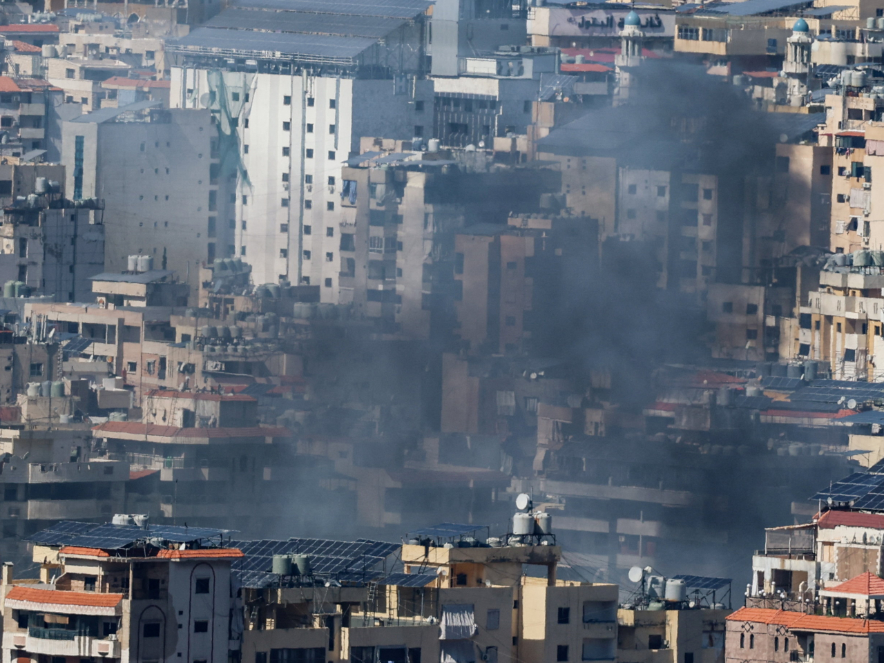 以色列軍方對黎巴嫩首都貝魯特南部郊區發動新一輪空襲。（路透社）