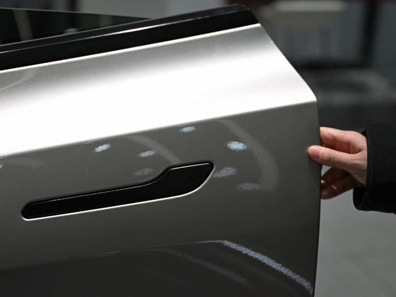 對於內地明年起禁止使用隱藏式車門把手，姚佐平說，目前公司相關安全技術已經全面儲備。（法新社資料圖片）