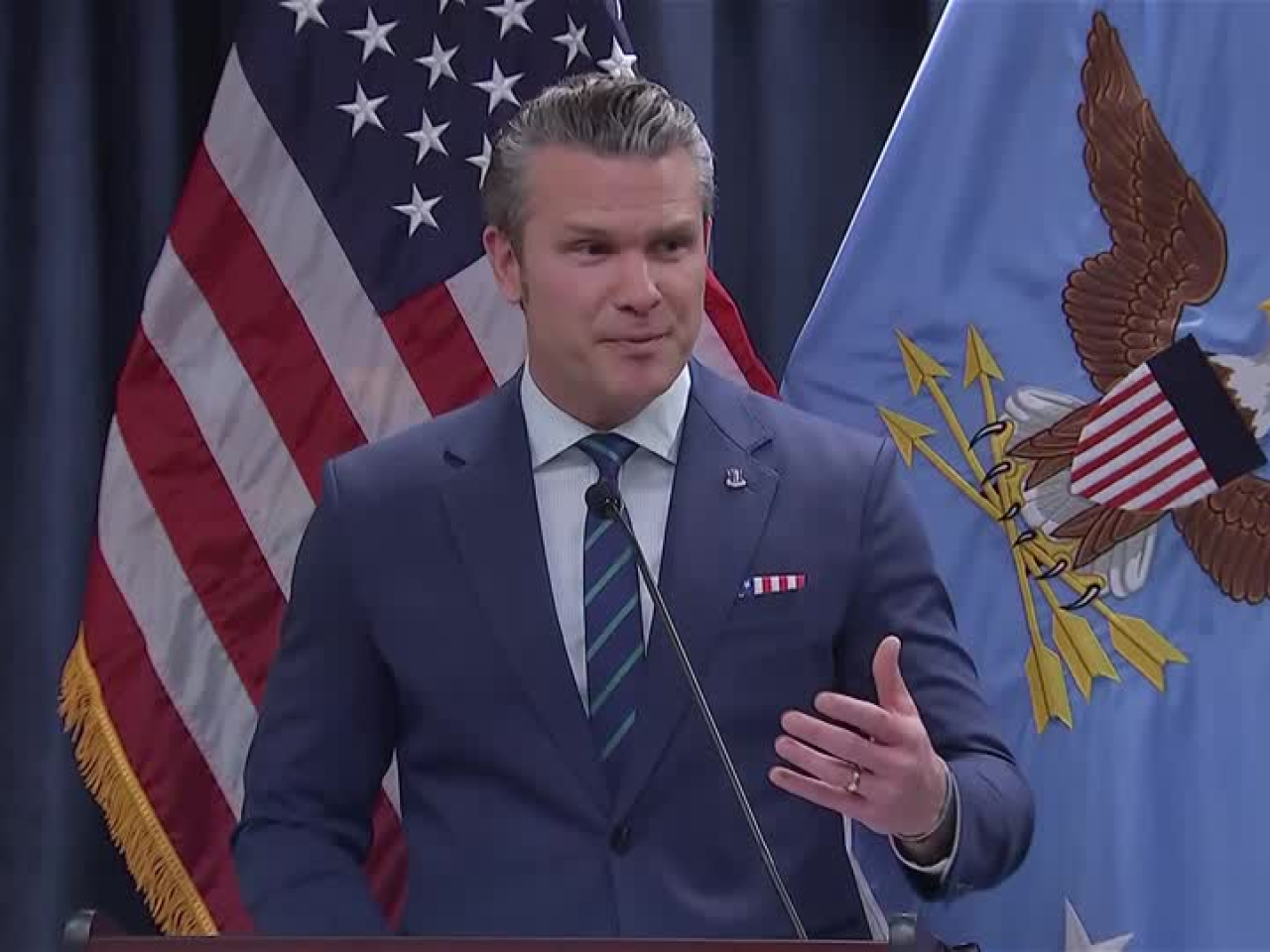 赫格塞思強調，美軍的防禦性和進攻性武器庫存足以在需要時持續支撐這場行動。（路透社）