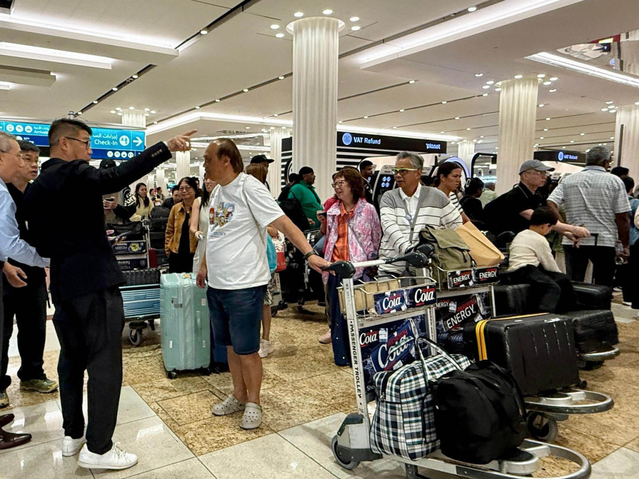 商務及經濟發展局表示，自迪拜機場有限度復航後，香港駐迪拜經貿辦人員協助當地港人理順離境安排。（商經局社交網站）