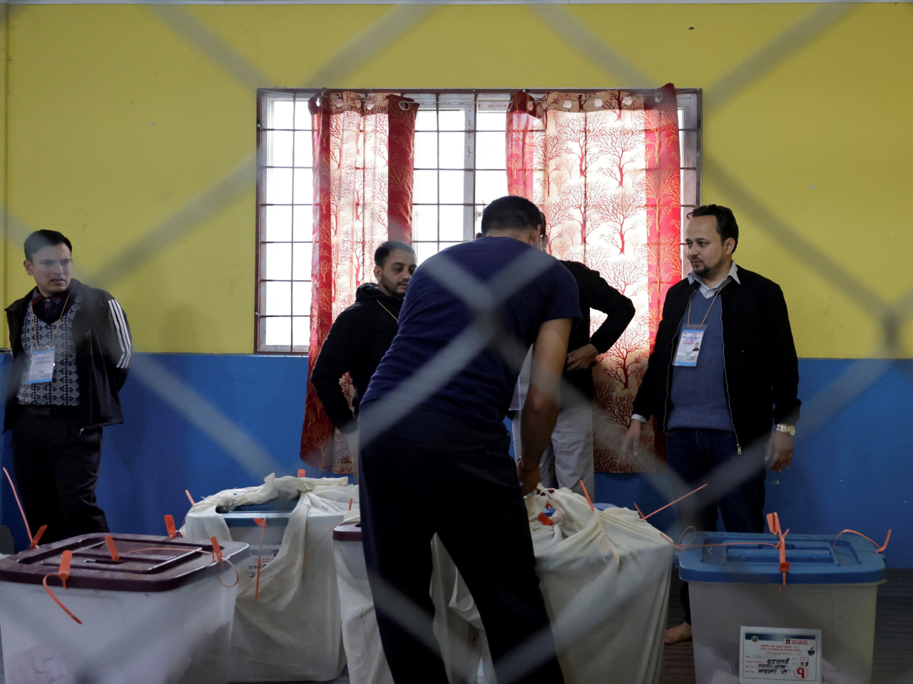 尼泊爾聯邦議會眾議院275個席位當中，165席以簡單多數制產生，其餘透過比例代表制分配。（路透社）