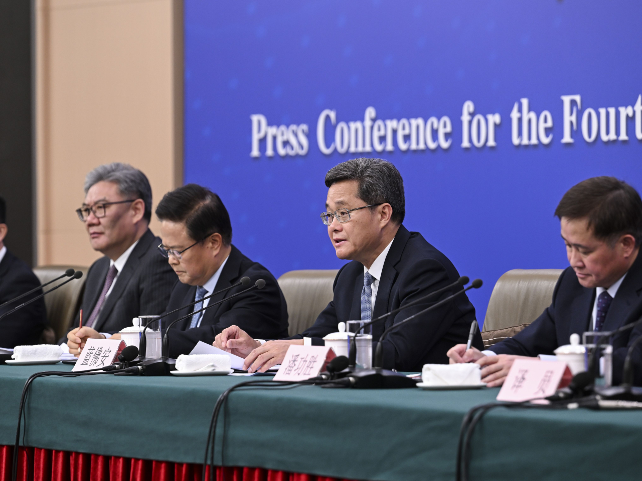 藍佛安（右二）稱中國經濟由高速增長轉向高質量發展階段，國內外環境更趨複雜嚴峻。（新華社）