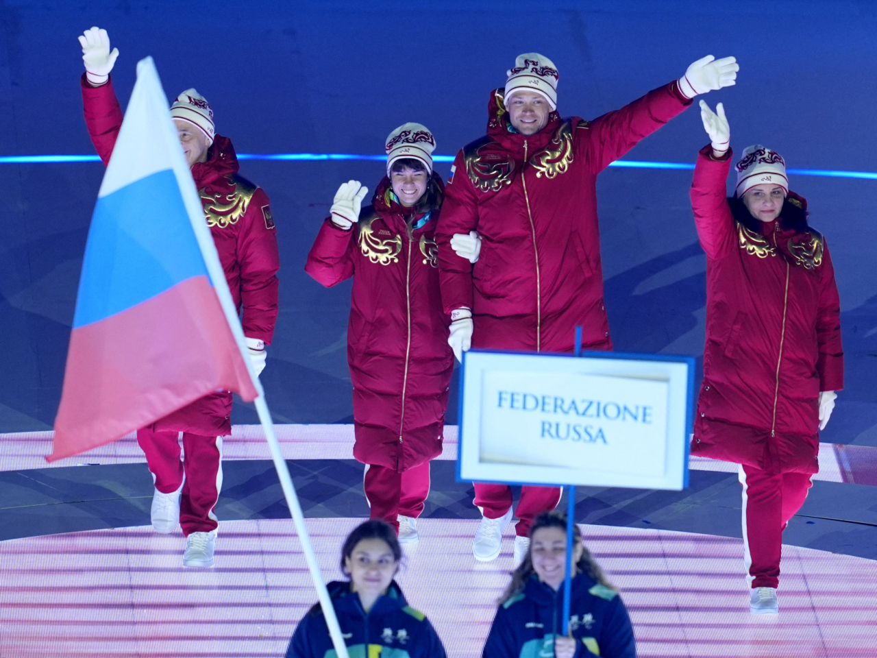 俄羅斯運動員緊隨國旗步入會場。（路透社）