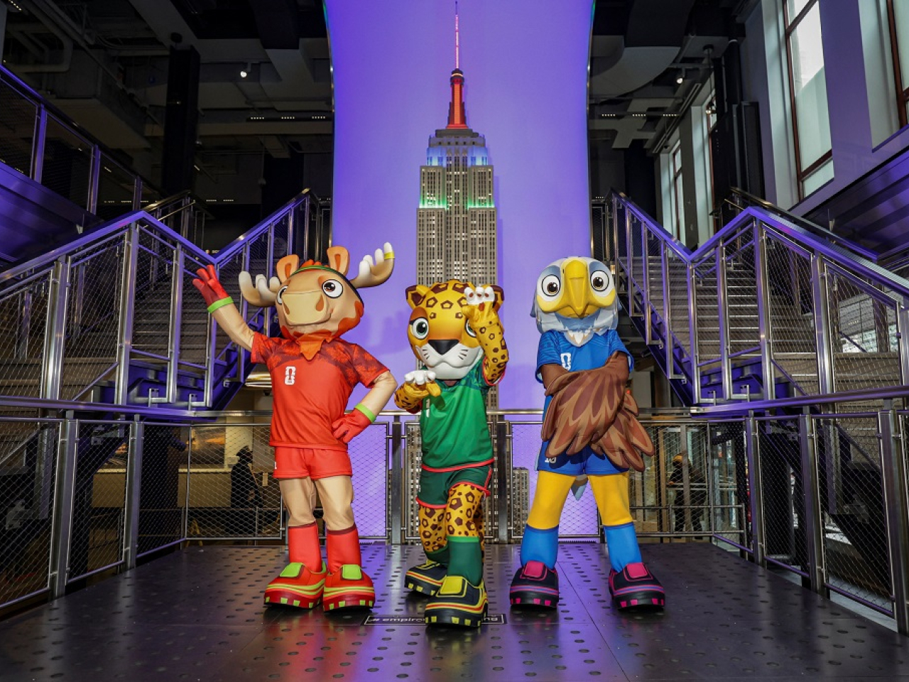 美加墨世界盃吉祥物現身紐約帝國大廈。（路透社）