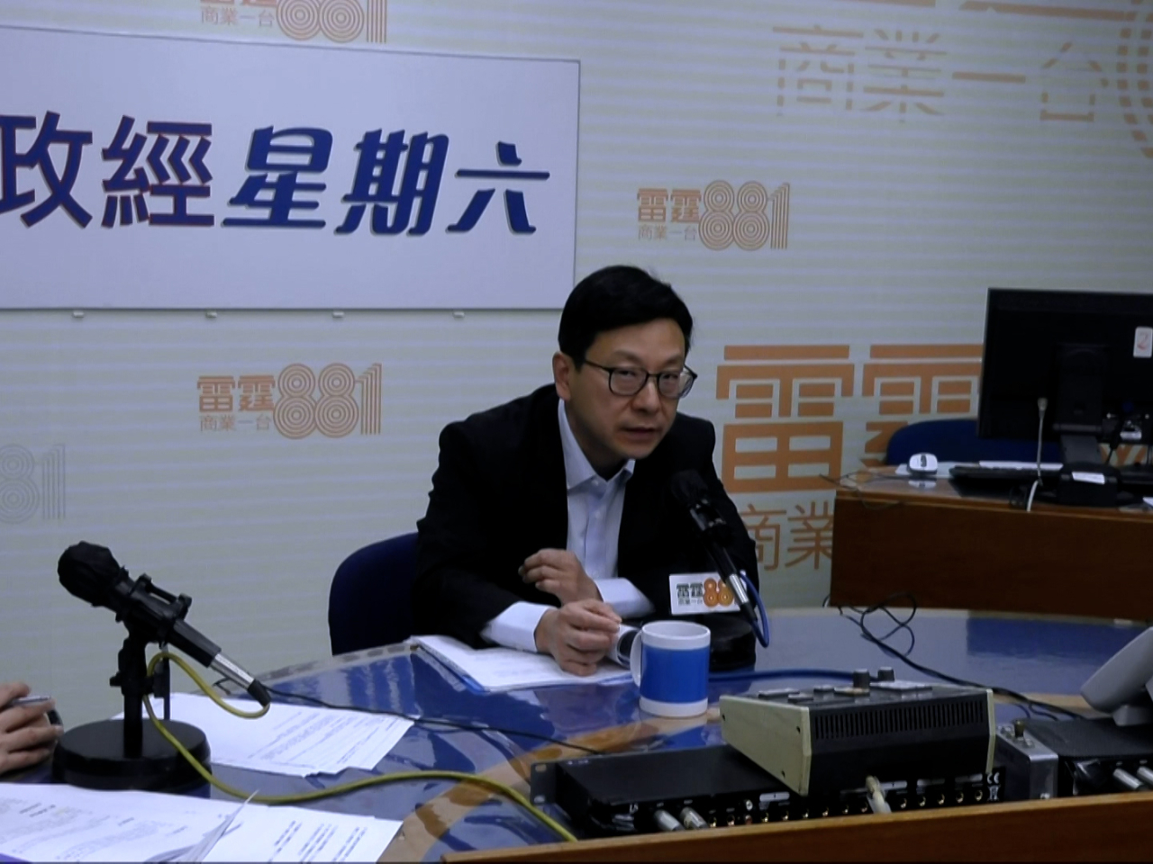 孫玉菡表示，相信在地緣局勢緊張下，香港環境安全穩定，是吸引人才的優點。（商台直播截圖）