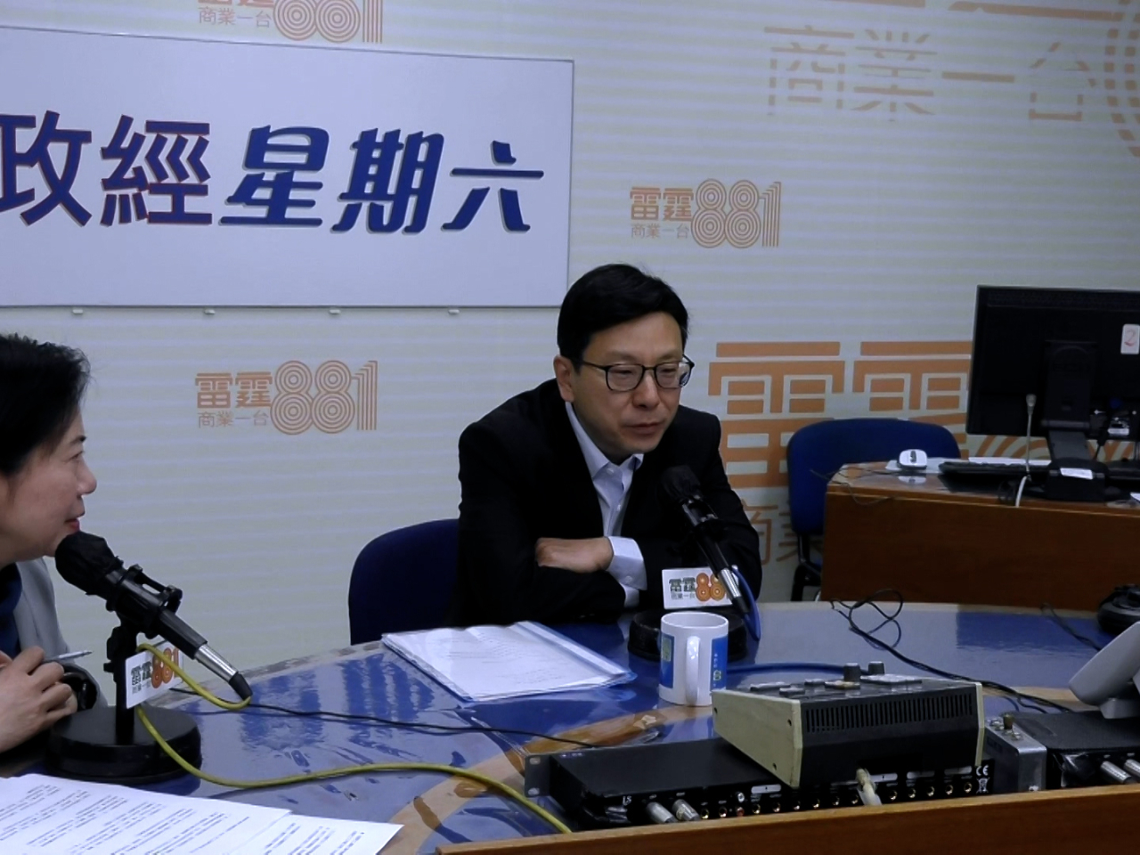 孫玉菡指，日前網上流傳指政府會向長者派發半價餐飲劵純屬虛構。（商台直播截圖）