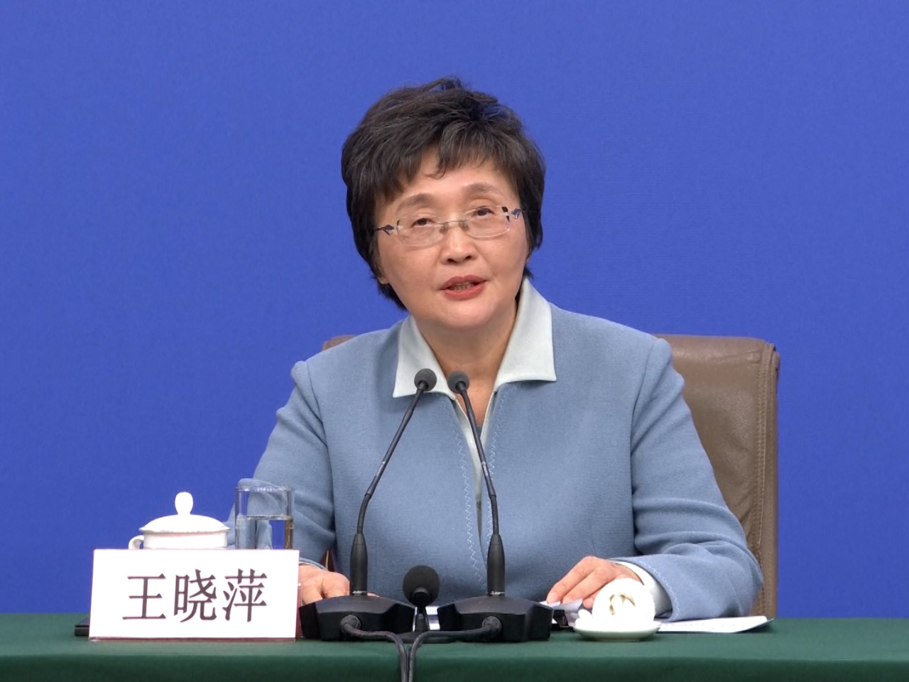 王曉萍表示，當局將深入實施就業優先戰略，正與相關部門編制十五五就業專項規劃。（央視直播截圖）