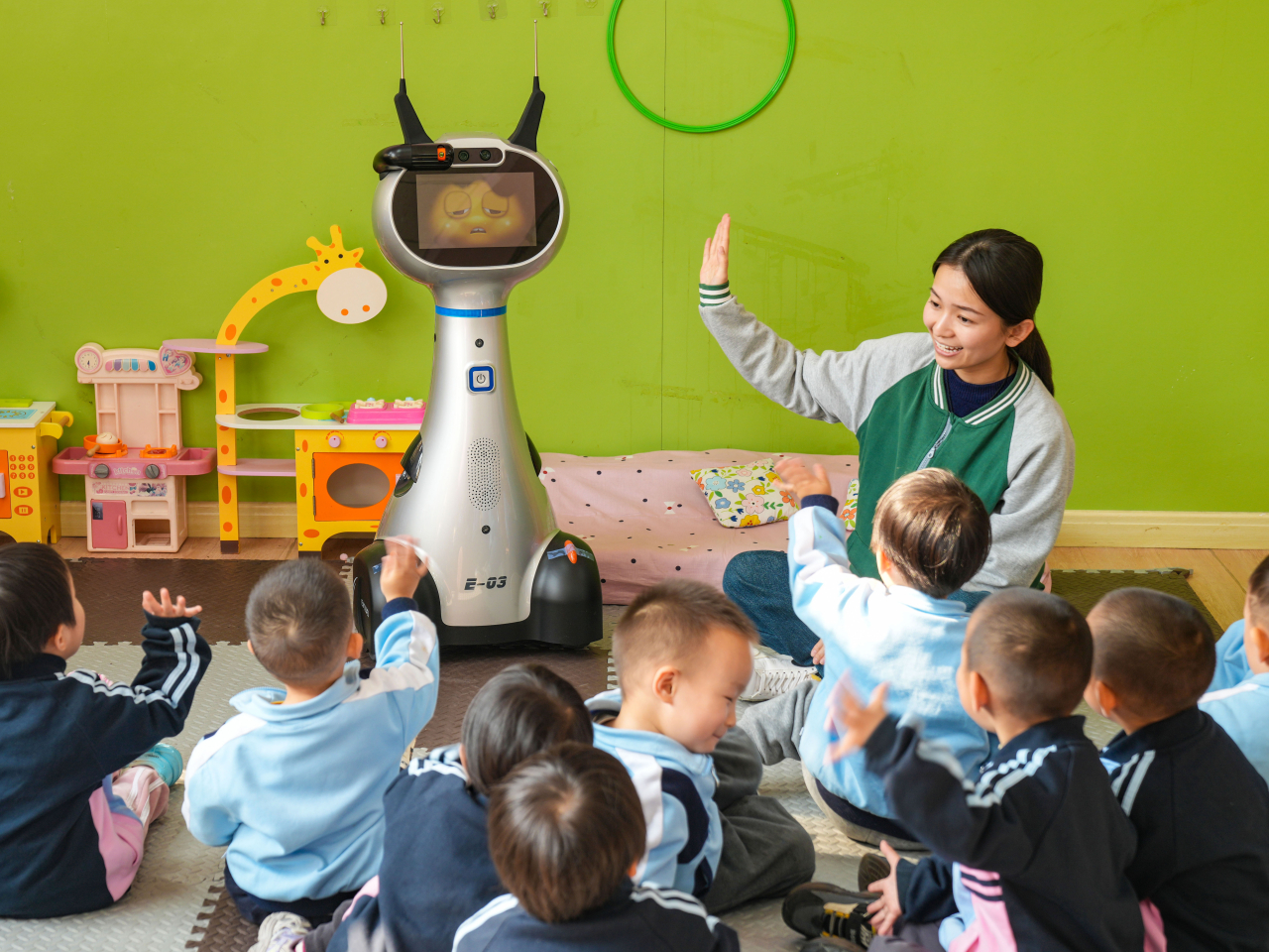 當局陸續向符合條件的2022年起出生嬰幼兒發放每月300元育兒補貼，維持3年。 （新華社）