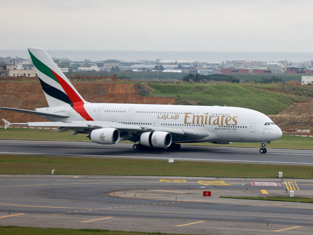 阿聯酋航空公司宣布，暫停所有往返迪拜的航班，直至另行通知。（路透社資料圖片）