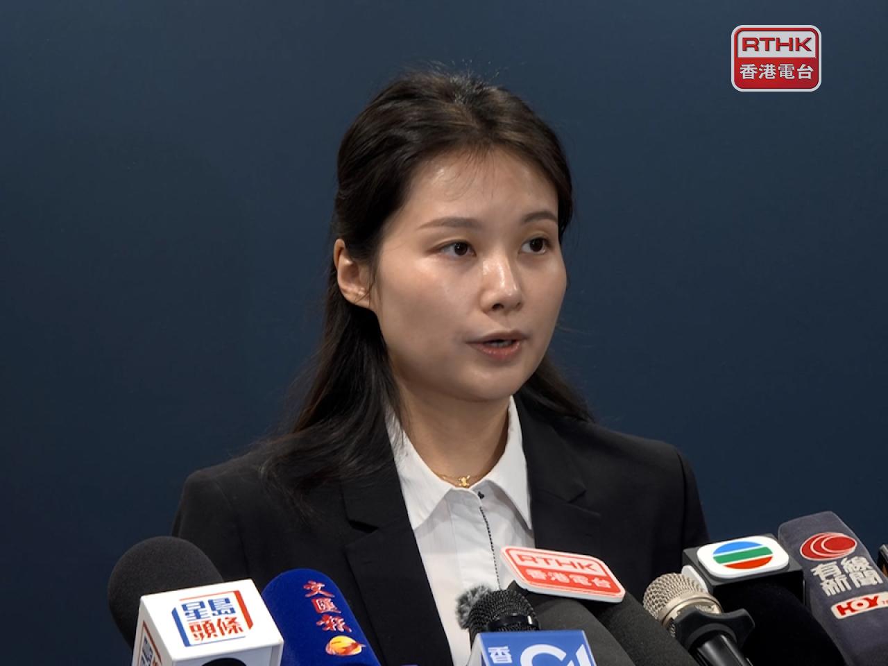 警方表示，到場後先安排女事主到屯門醫院治理，其後發現男子倒臥在單位對開行人路上，隨即被送院救治。（梁禎祥攝）