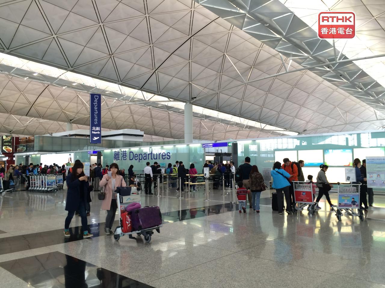 機管局表示，受中東局勢影響，截至下午5時，香港國際機場今日有12班航班取消。（機管局資料圖片）