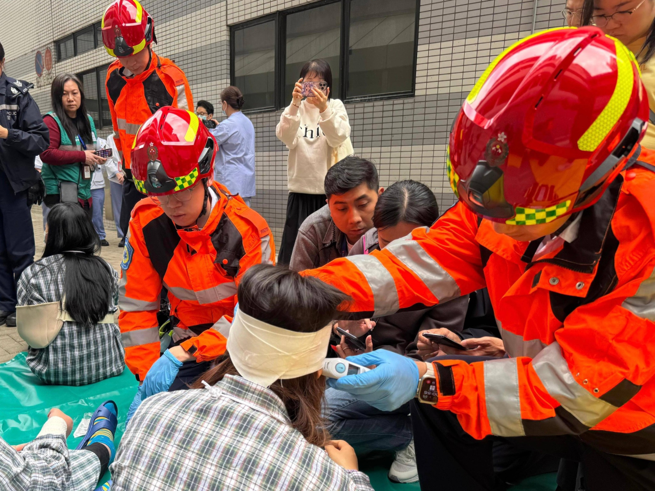 救護人員同步啟動「大量傷者事故檢傷分流系統」，即場為傷者進行分流及初步治理。（消防處社交網頁圖片）