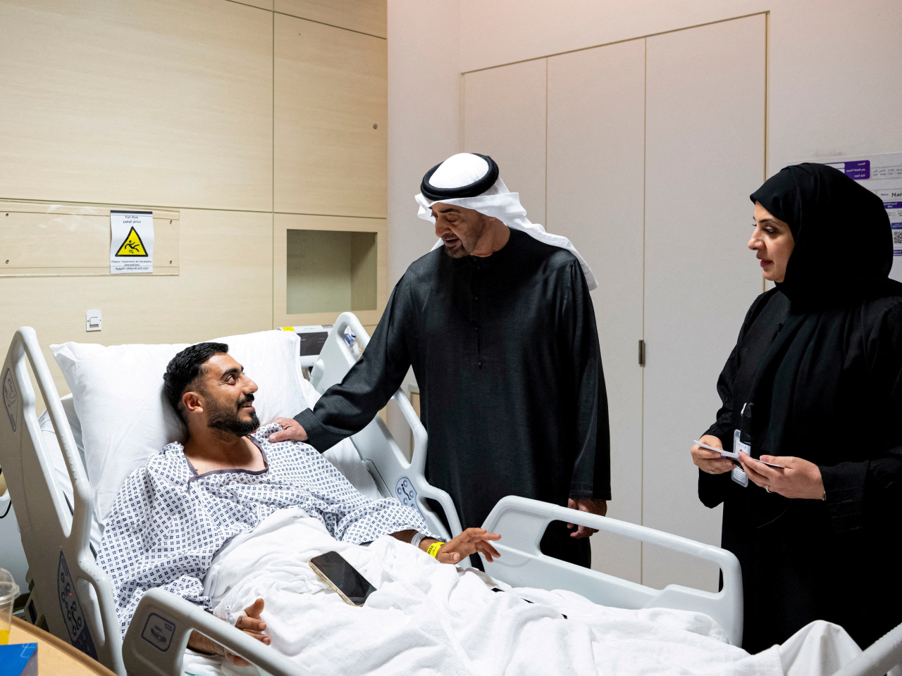 阿勒納哈揚到醫院探望傷者。（路透社）