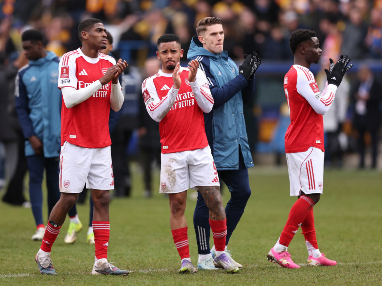 賽後阿仙奴球員慶祝擊敗對手。（路透社）