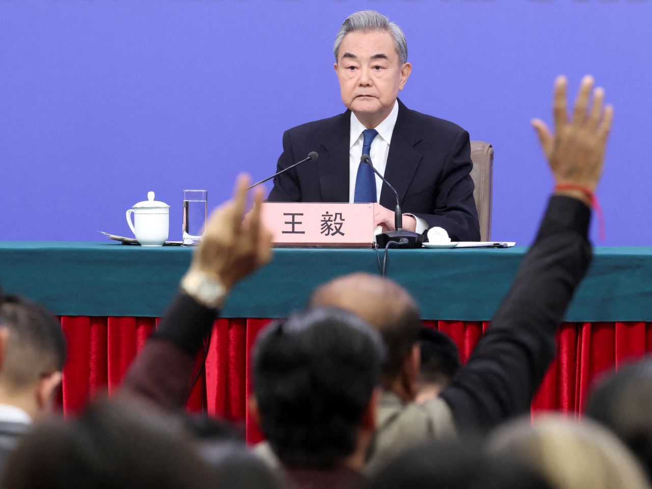 王毅說：中方希望菲律賓今年擔任東盟輪值主席國期間，不以一己之利為惑，為促進地區和平穩定發揮積極正面作用。（路透社）