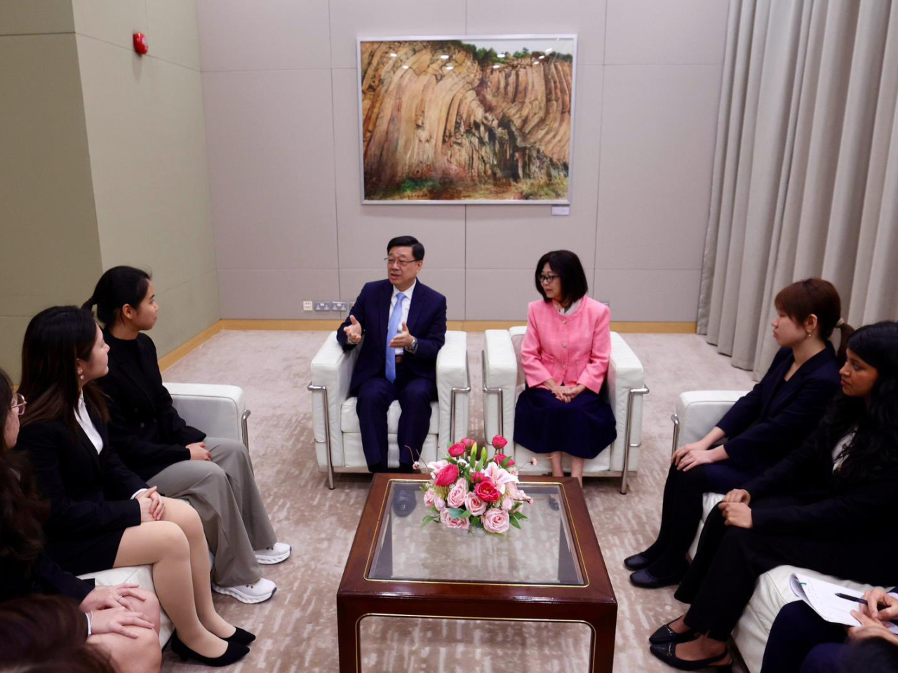 李家超與太太跟部分參與友師計劃學員會面，聽她們分享當中得著。(李家超社交平台圖片)