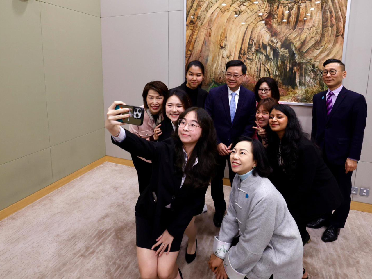 李家超與太太，以及民政及青年事務局局長麥美娟與學員一起合照。（李家超社交平台圖片）