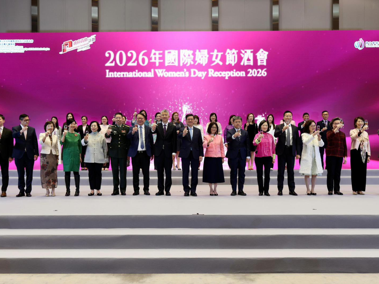 李家超早上出席國際婦女節酒會與嘉賓合照。（李家超社交平台圖片）