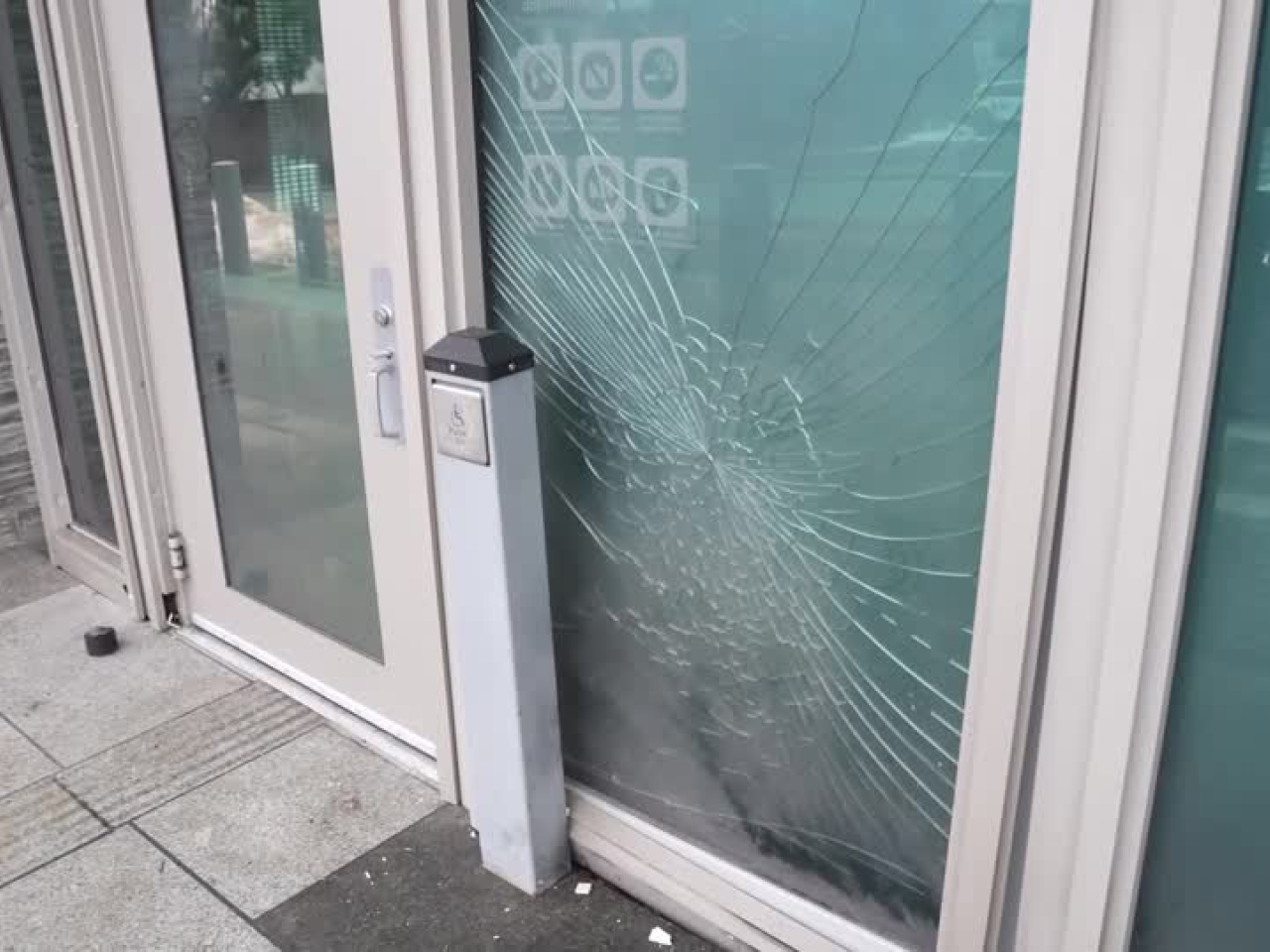 爆炸造成大使館門口輕微損毀。(路透社)