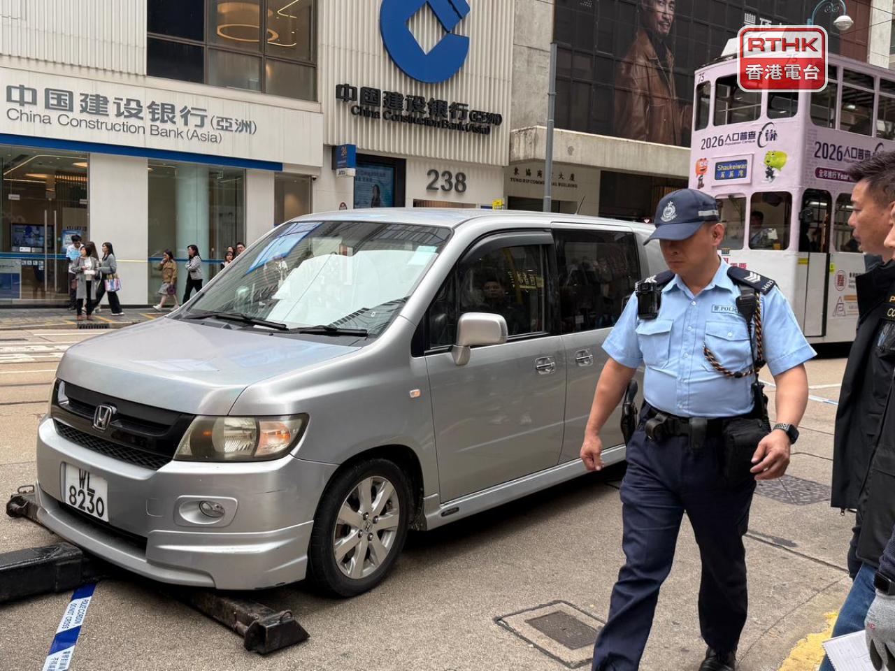 警方在當日案發後在上環港鐵站一帶調查。（港台圖片）