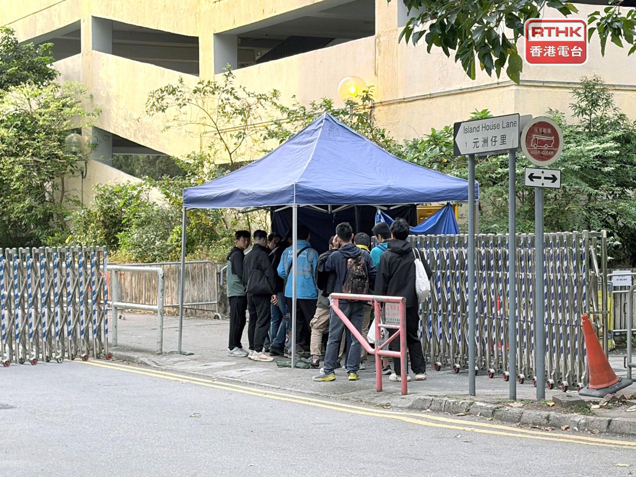 早上8時許陸續有工人抵達宏福苑工作。（鄧鈞尤攝）