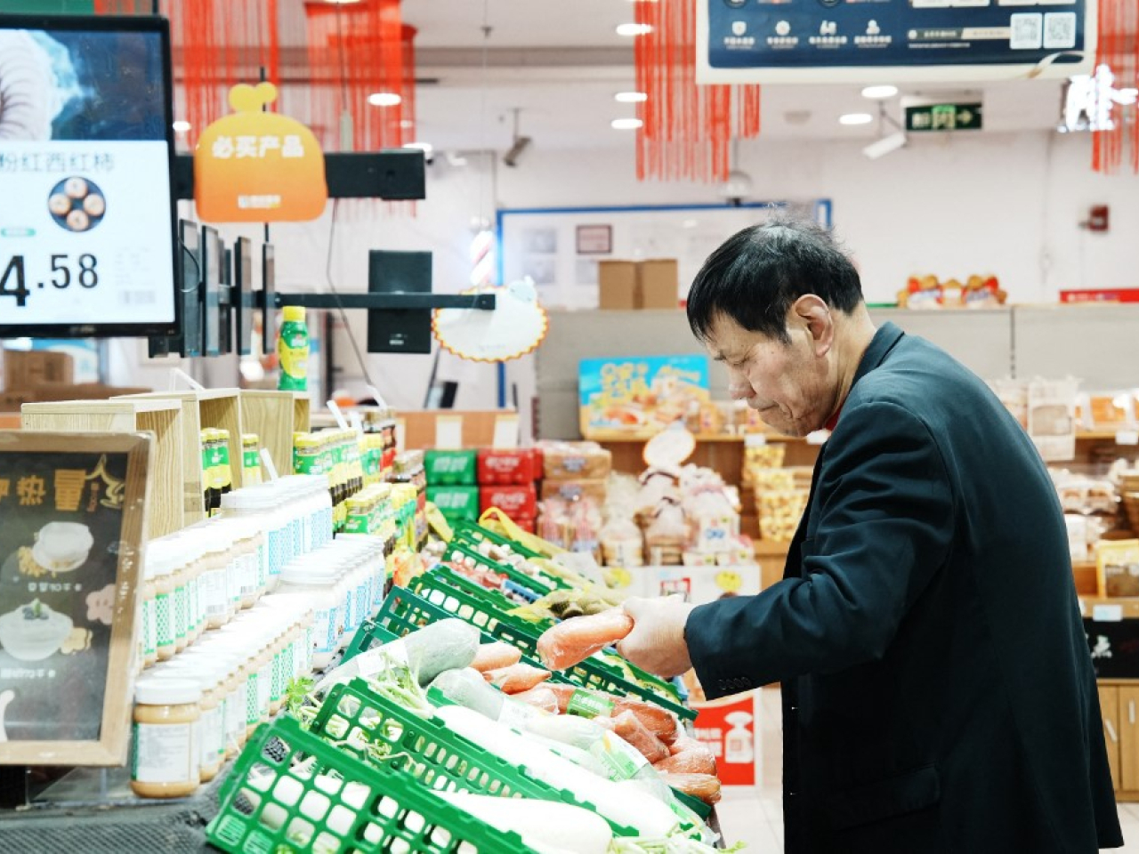 林俊泓稱國際油價每升10%，對內地CPI影響約0.15個百分點，擔憂對4月數據影響大。（法新社）