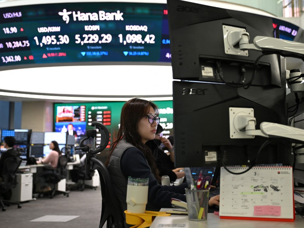 首爾綜合指數一度急跌近9%，收市報5251點，跌333點，跌幅5.96%。（法新社）