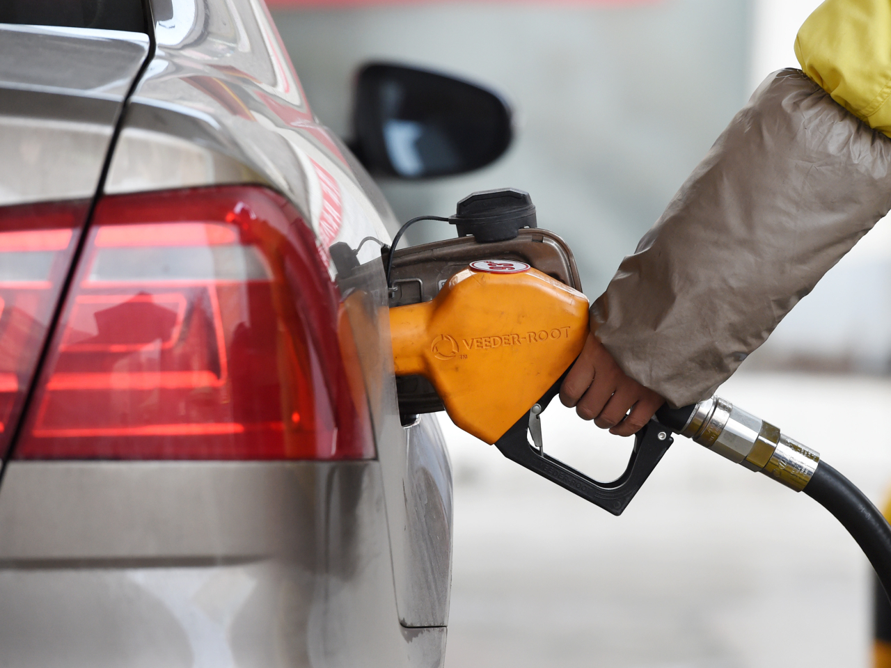 午夜起，國內汽油及柴油價格每噸分別上升695元和670元人民幣。（新華社資料圖片）