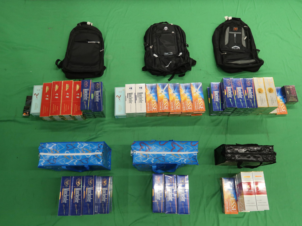 三名入境旅客因進口未完稅香煙、未有向海關人員作出申報，以及進口另類吸煙產品，違反《應課稅品條例》和《進出口條例》。(政府新聞處)