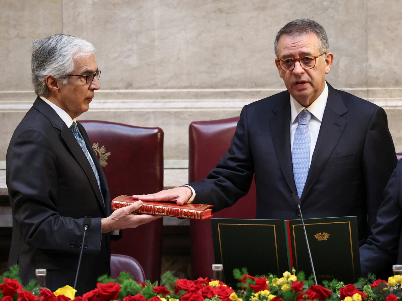 葡萄牙新任總統塞古羅（右）宣誓就任。（路透社）