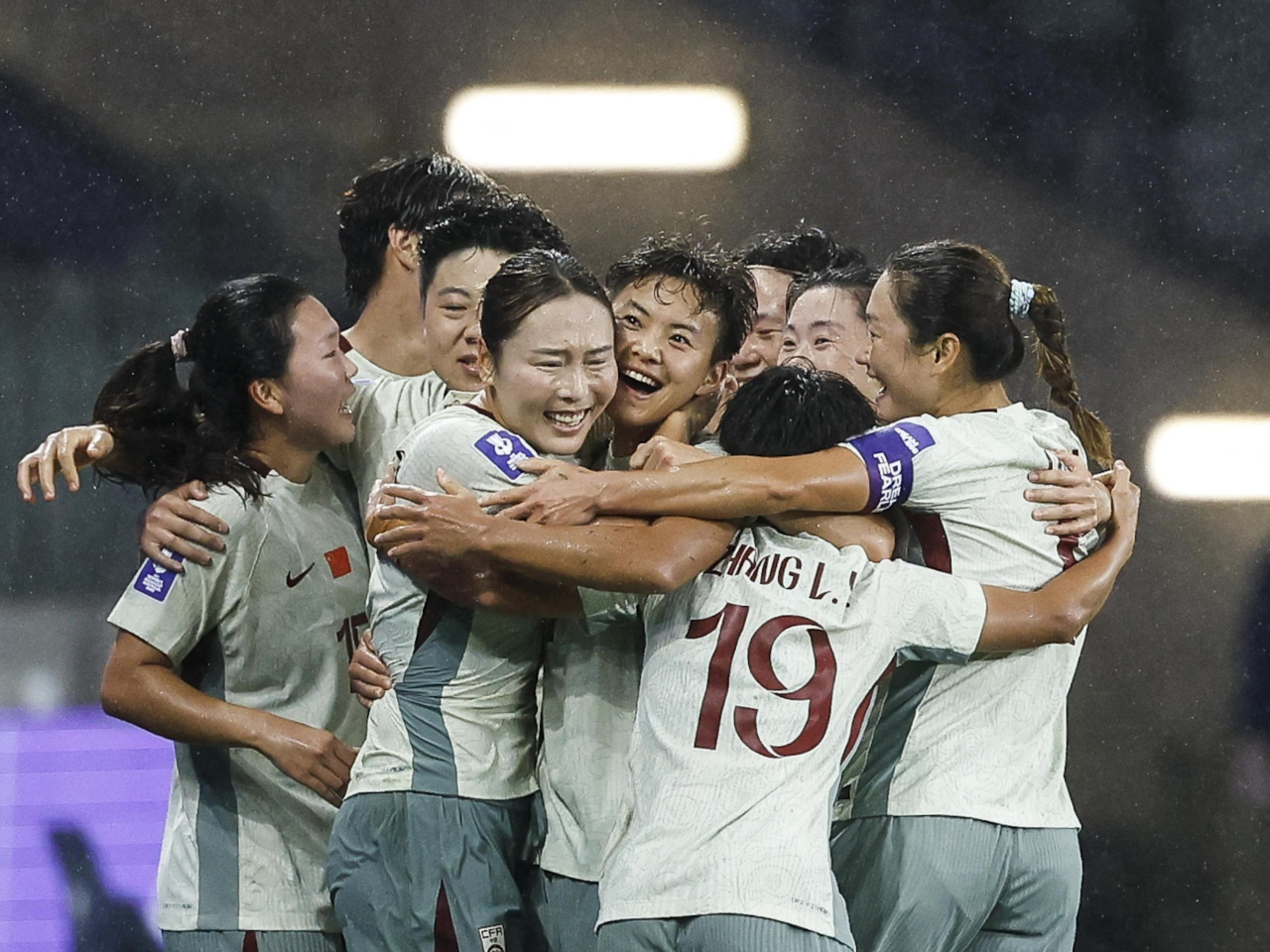 王霜取得入球後與隊友慶祝。（新華社）