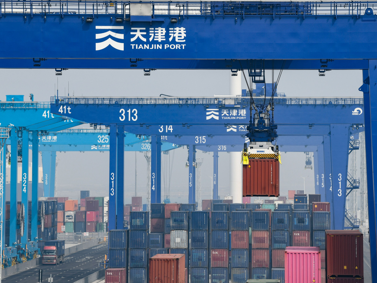 內地今年首兩個月美元計價出口按年升21.8%，進口升19.8%。（新華社資料圖片）