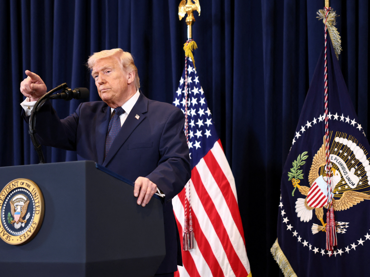 特朗普說，美國將豁免部分與石油相關的制裁，確保石油供應充足以降低油價。（路透社）