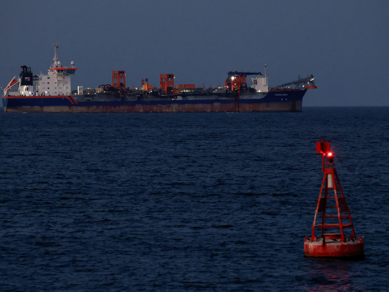 特朗普威脅，如果伊朗阻礙霍爾木茲海峽，美國將對其施以比以往猛烈20倍的打擊。(路透社)