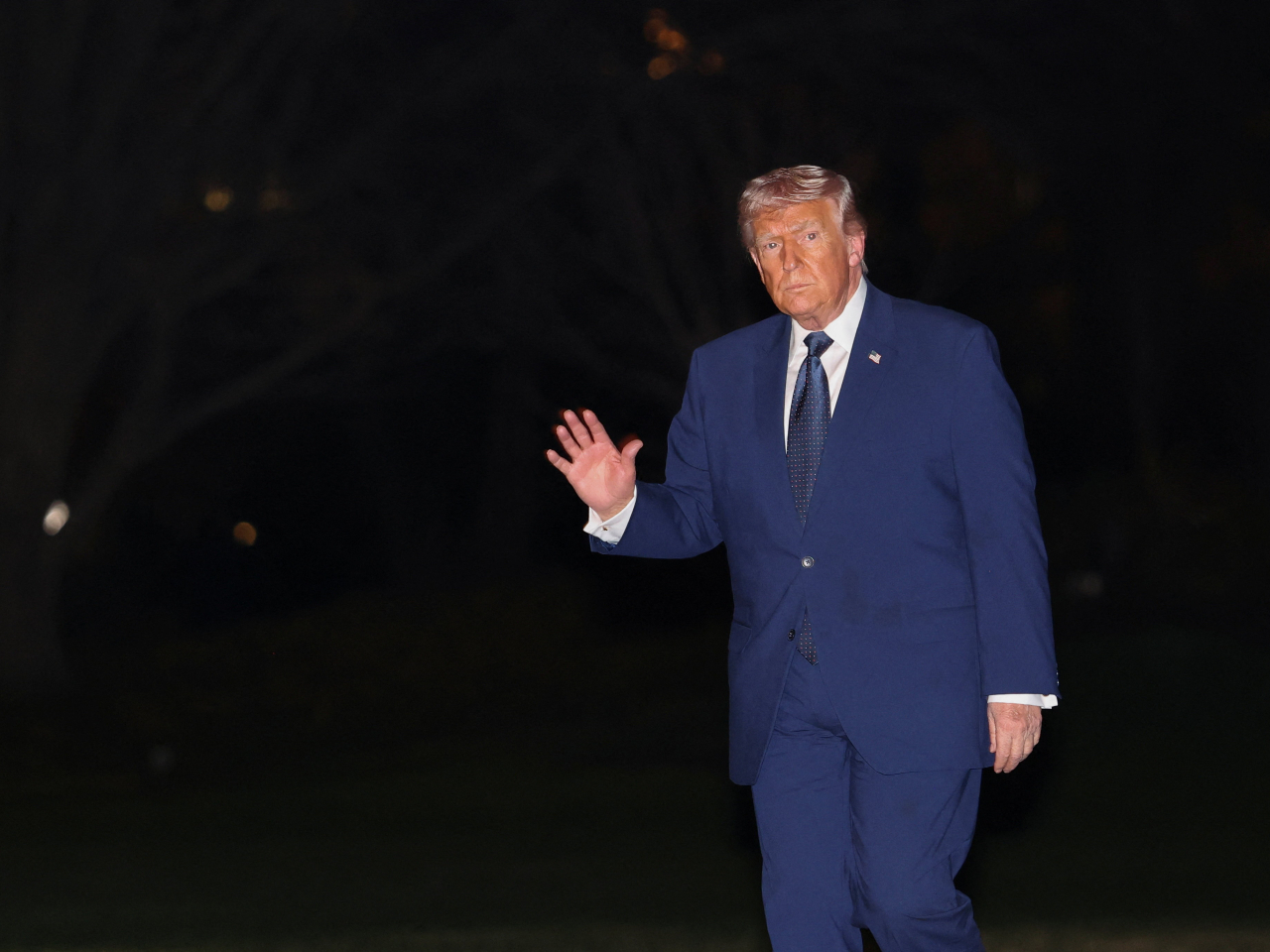 特朗普說，將取消一些與石油相關的制裁，以平抑油價。（路透社）