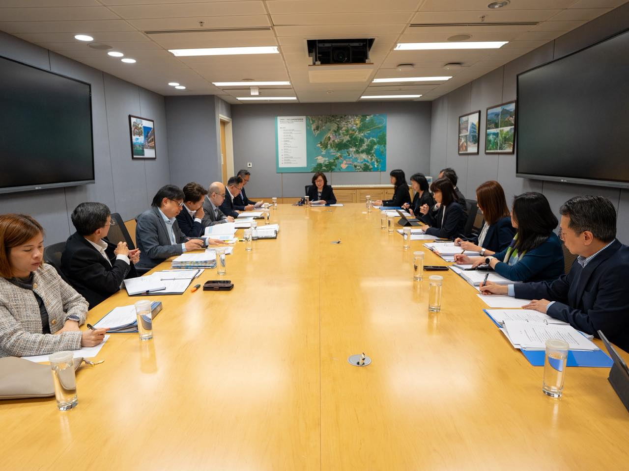 甯漢豪今日主持會議，聽取兩個編制小組就未來工作方向的匯報。(發展局社交平台)