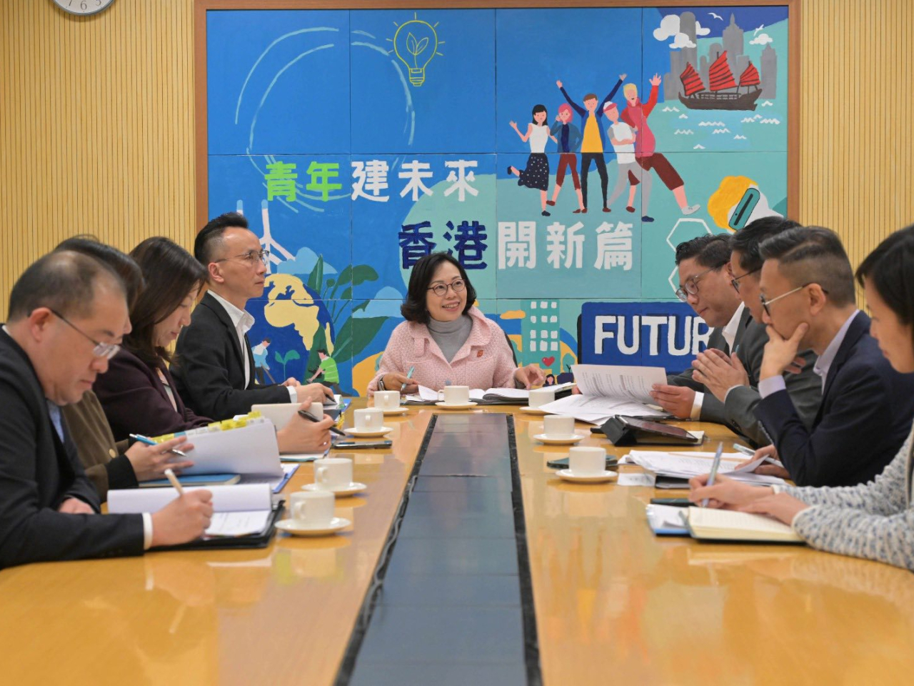 民青局編制小組已就初步規劃重點向局長麥美娟匯報。(民青局社交平台)