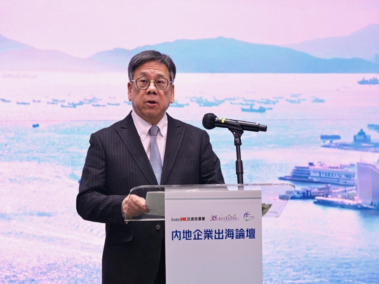 投資推廣署與香港中國企業協會於中資企業新春酒會前舉辦「內地企業出海論壇」，商務及經濟發展局局長丘應樺作主旨發言。(政府新聞處)