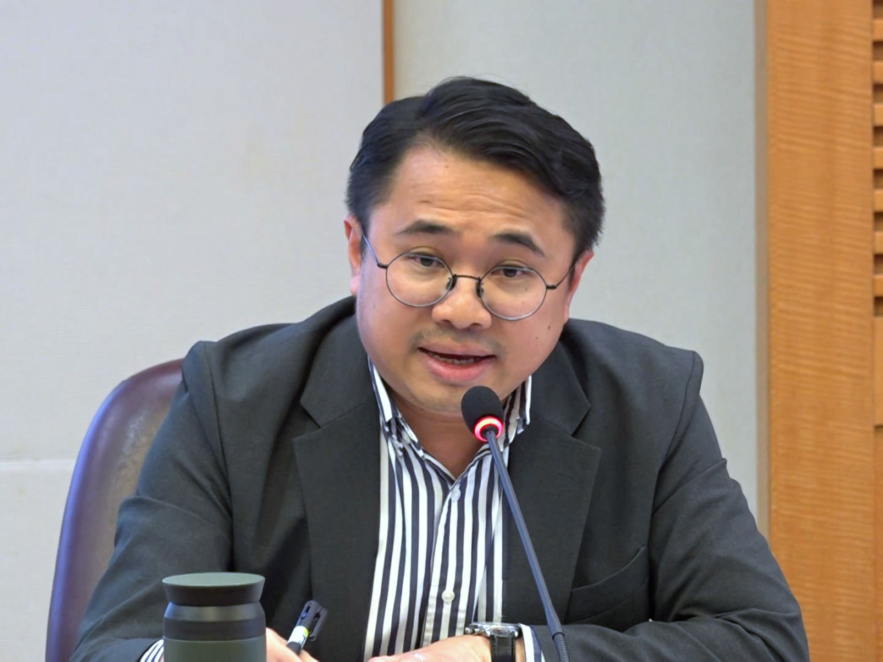 運輸署首席運輸主任趙浩明強調，為減低對離島居民的影響，已盡量壓低月票的加幅，認為是可接受程度。（林紹鋒攝）